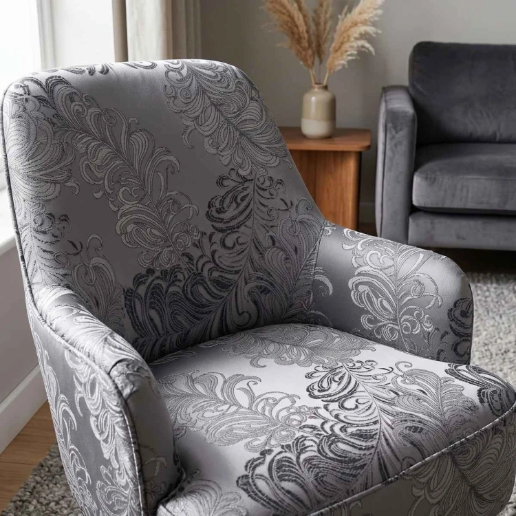 Grafitowa tkanina tapicerska żakardowa Diva z barokowym wzorem – Polskie Tkaniny aranżacja fotel