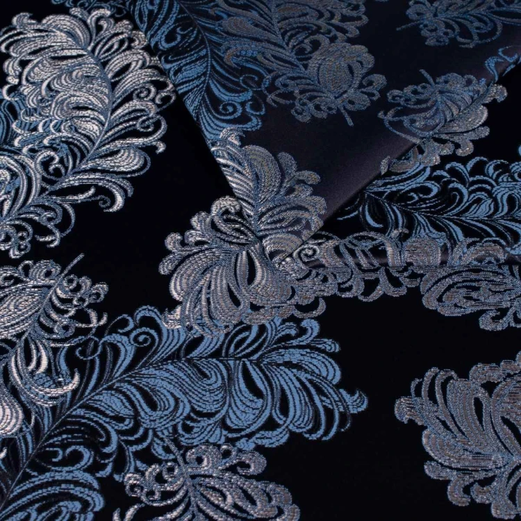 Granatowa tkanina tapicerska żakardowa Diva ze srebrzystym, barokowym wzorem – Polskie Tkaniny