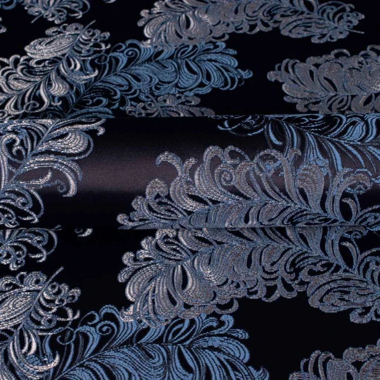 Granatowa tkanina tapicerska żakardowa Diva ze srebrzystym, barokowym wzorem – Polskie Tkaniny
