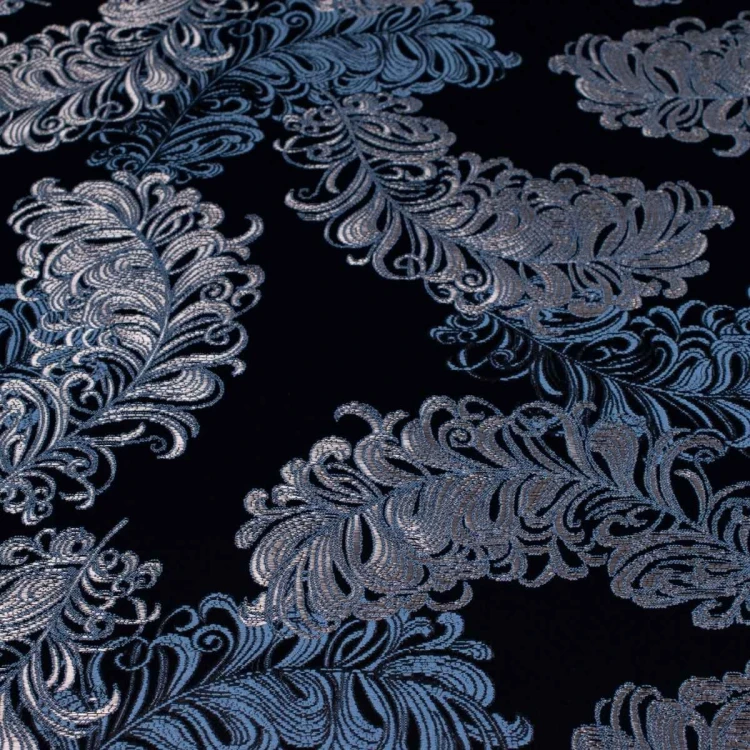 Granatowa tkanina tapicerska żakardowa Diva ze srebrzystym, barokowym wzorem – Polskie Tkaniny
