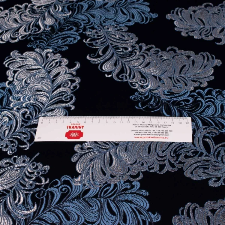 Granatowa tkanina tapicerska żakardowa Diva ze srebrzystym, barokowym wzorem – Polskie Tkaniny