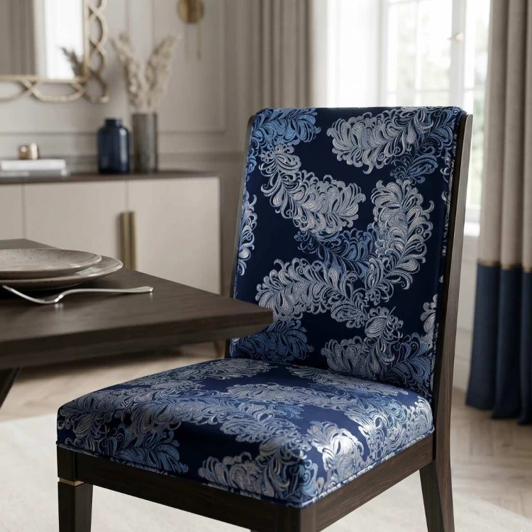 Granatowa tkanina tapicerska żakardowa Diva ze srebrzystym, barokowym wzorem – Polskie Tkaniny aranżacja krzesło