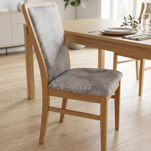 Popielata tkanina tapicerska żakardowa Diva ze srebrnym, barokowym wzorem – Polskie Tkaniny aranżacja krzesło