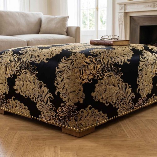 Złoto-czarna tkanina tapicerska żakardowa Diva ze świetlistym, barokowym wzorem – oferta Polskie Tkaniny aranżacja pufa