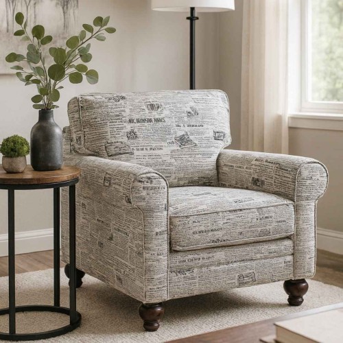 Biała tkanina obiciowa Oldpress z tkanym wzorem starej gazety – Polskie Tkaniny aranżacja fotel