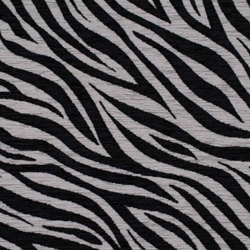 Zebra szaro-czarna. Zbliżenie na materiał tapicerski o grubym splocie, przedstawiający organiczny, zwierzęcy wzór zebry. Kolorystyka to ciemna, nasycona szarość i głęboka czerń, co nadaje tkaninie nowoczesny i drapieżny charakter.