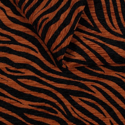 Zebra brązowo-czarna. Zbliżenie na materiał tapicerski o grubym splocie, przedstawiający organiczny wzór pasów zebry. Połączenie nasyconego, miedzianego brązu z matową czernią nadaje tkaninie elegancki, przytulny i egzotyczny charakter.