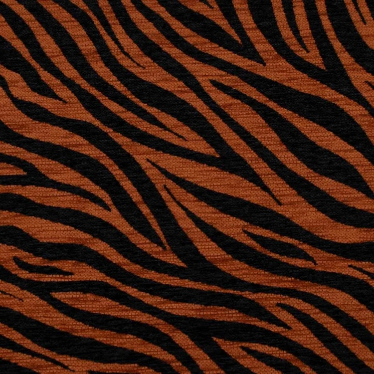 Zebra brązowo-czarna. Fakturowana tkanina tapicerska o gęstym splocie, z wyraźnym, nieregularnym wzorem pasów zebry w ciepłym odcieniu brązu i kontrastującej czerni.